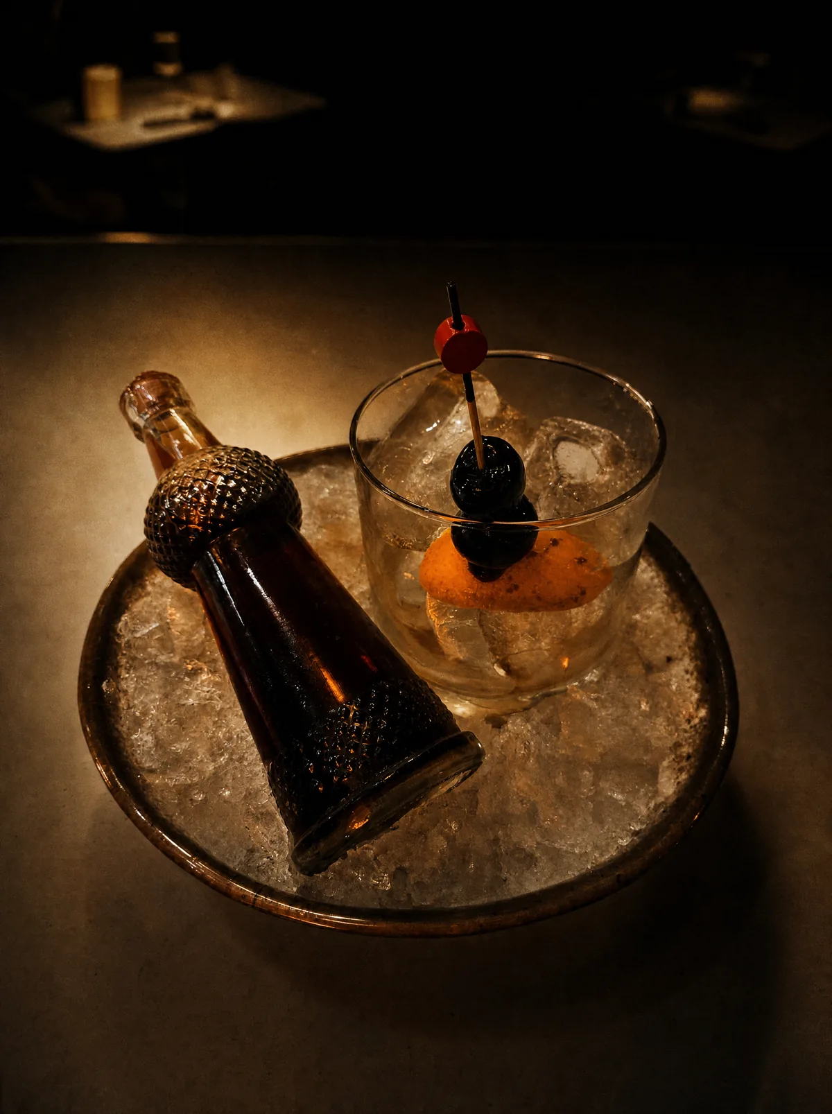 Cóctel con hielo y botella en cubo servidos en la barra