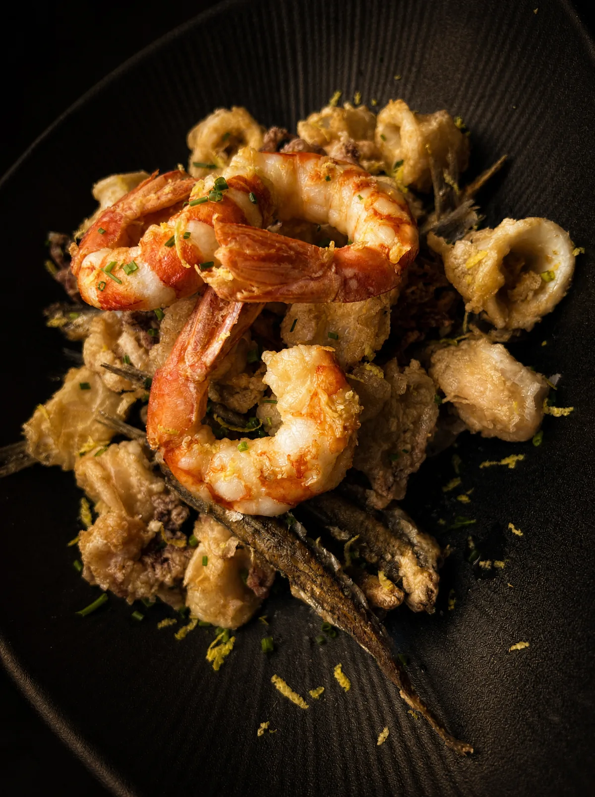 Pescadito frito a la andaluza con langostinos, calamares y boquerones