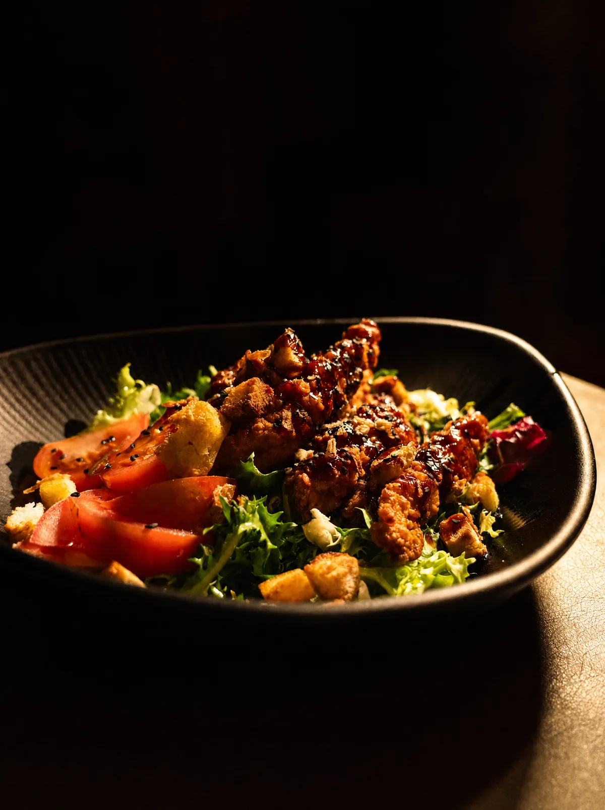 Ensalada con pollo crujiente, teriyaki, tomate y picatostes