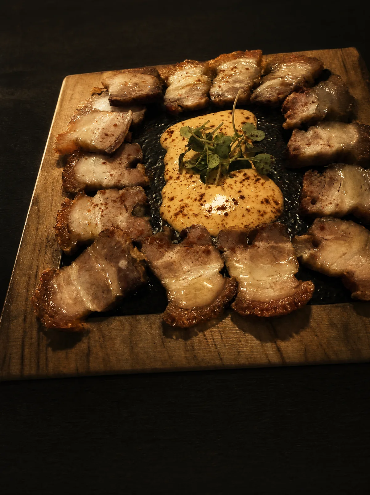 Torreznos de panceta en tabla con alioli de la casa